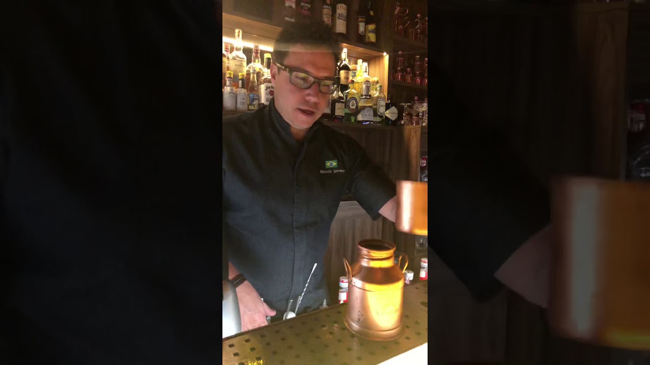 Marcelo Serrano conta a história da espuma de gengibre no Moscow Mule