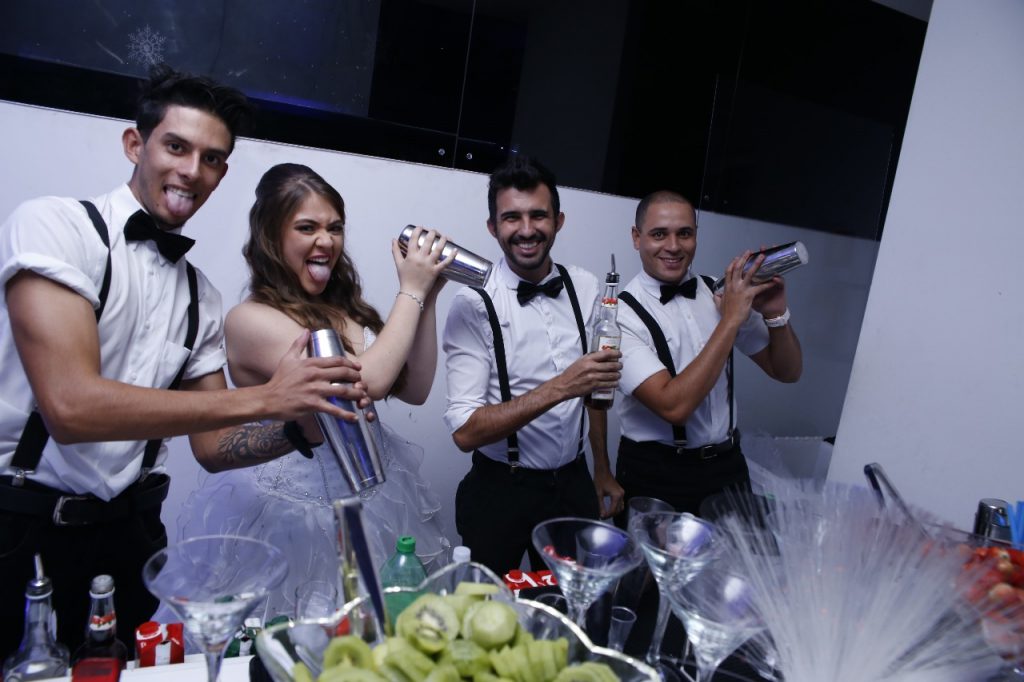 3 Barmans e 1 debutante no bar da Drinklandia Battenders em evento