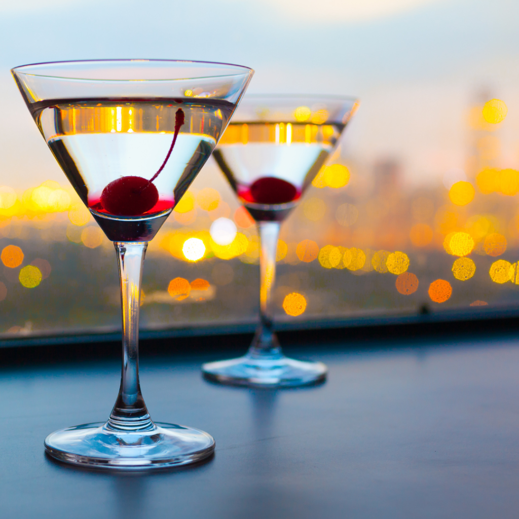 Duas taças de martini servidas por um Barman para festa corporativa em São Paulo