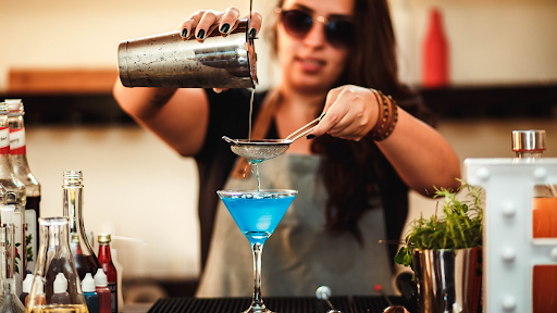 barman para festa com curacao blue 