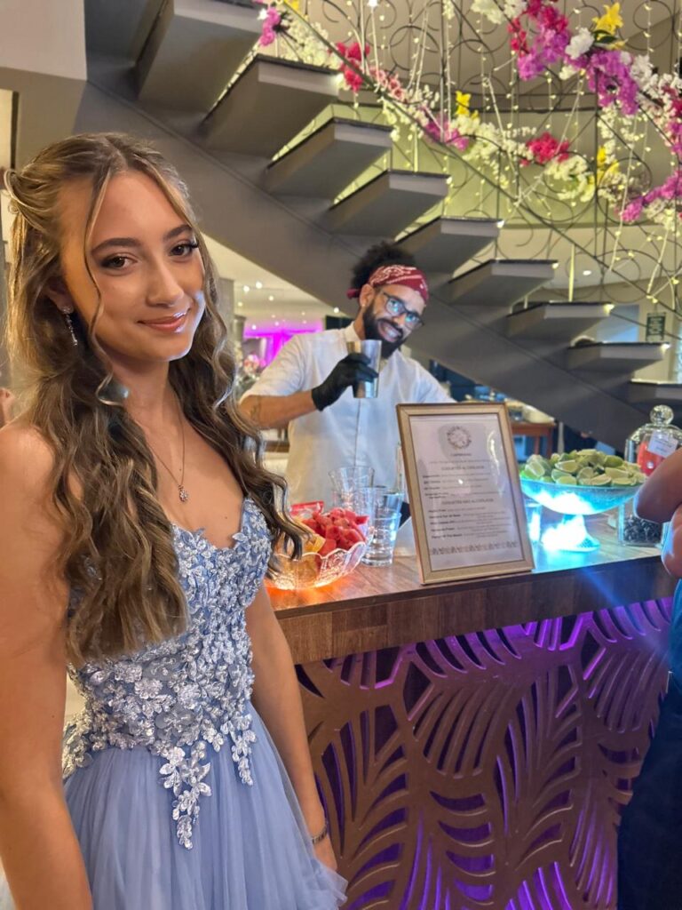 bar de para festa de 15 anos decorado em São Paulo com a debutante presente com vestido azul