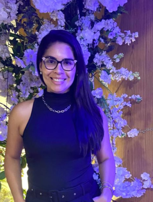 Thais Prezado – Gerente Comercial da Drinklândia Bartenders Com experiência em mais de 300 eventos desde 2015, Thais é especialista em gestão de clientes e organização de festas com bar e coquetelaria. Atua na frente comercial garantindo excelência no atendimento e ajudando a tornar a Drinklândia referência em bartender para festa e eventos em São Paulo.